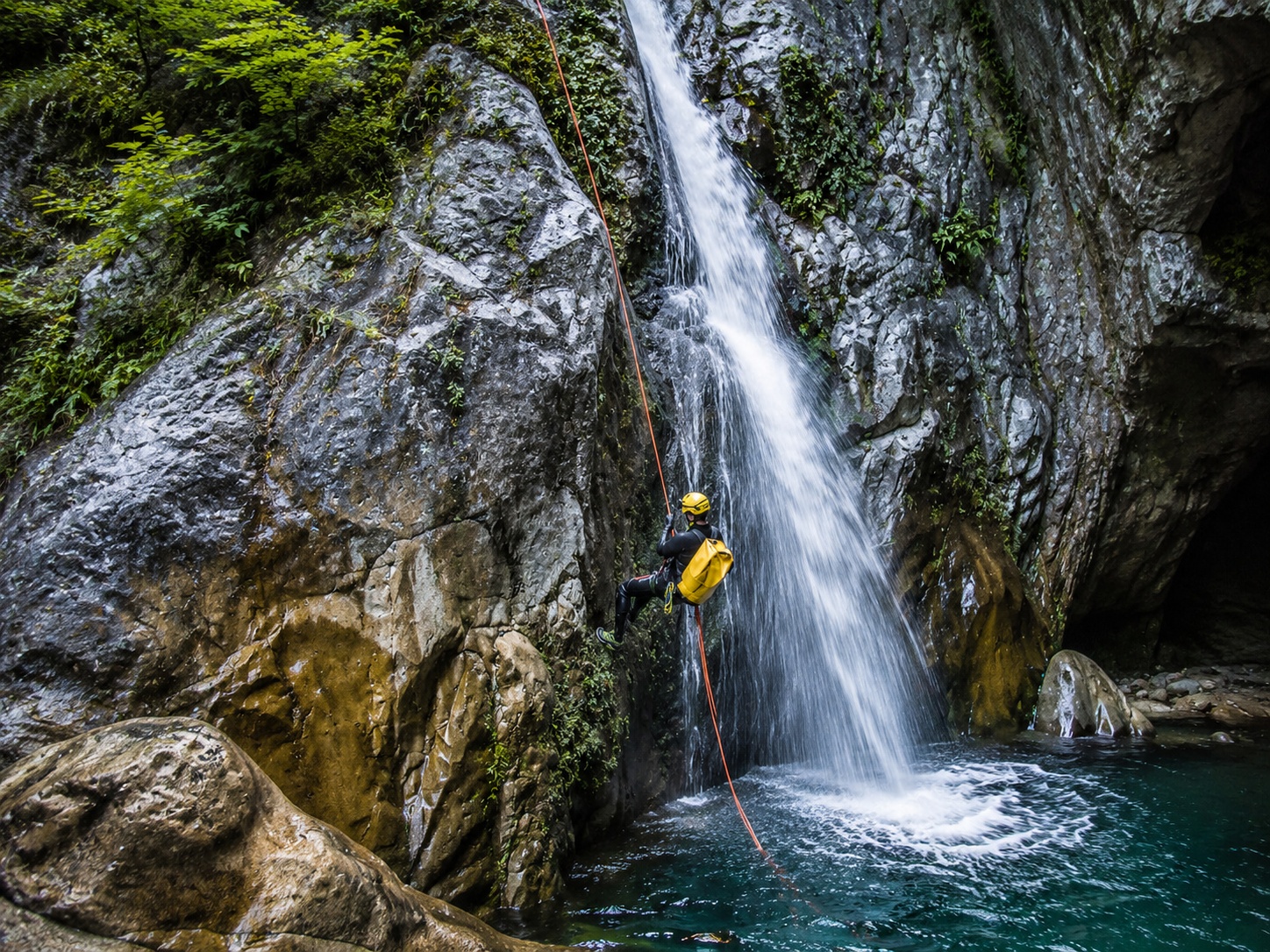 Canyoning dans une rivière